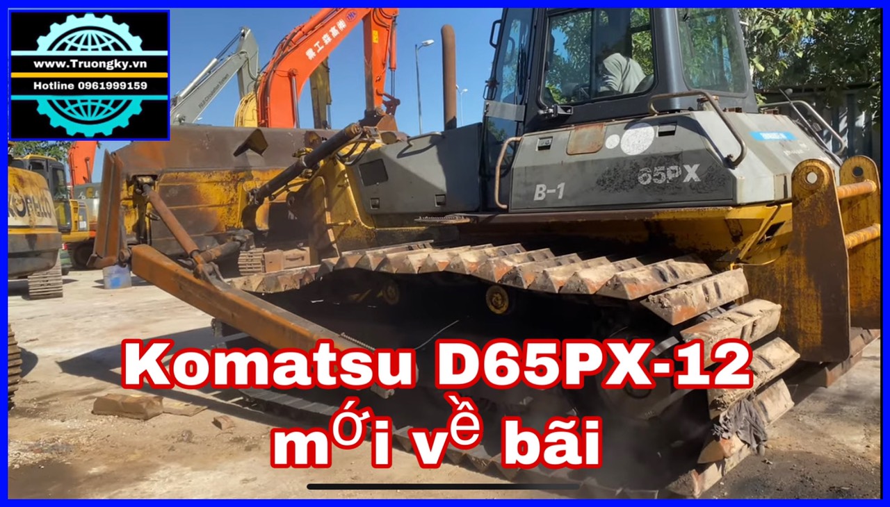 Máy ủi Komatsu D65-12 mới về bãi giá hợp lý