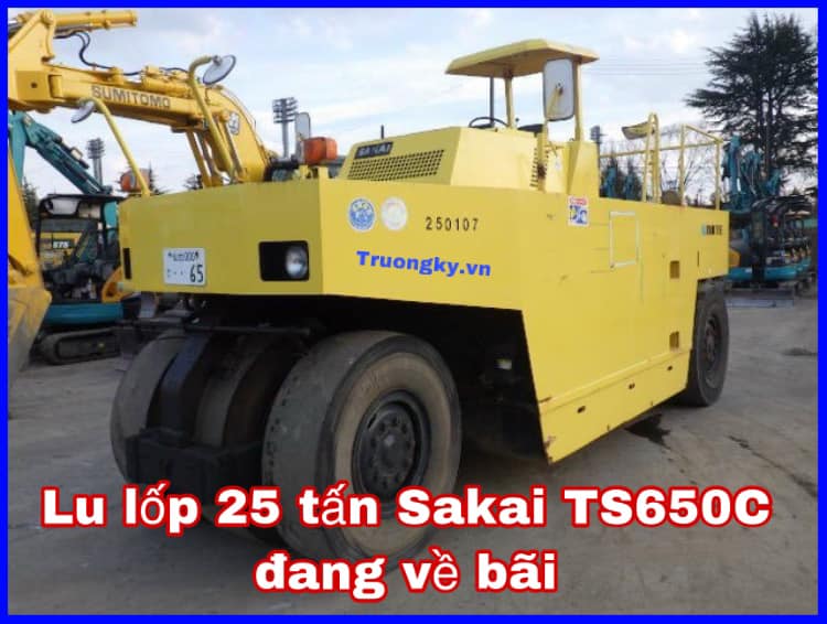 lu lốp 25 tấn Sakai TS650C đang về bãi